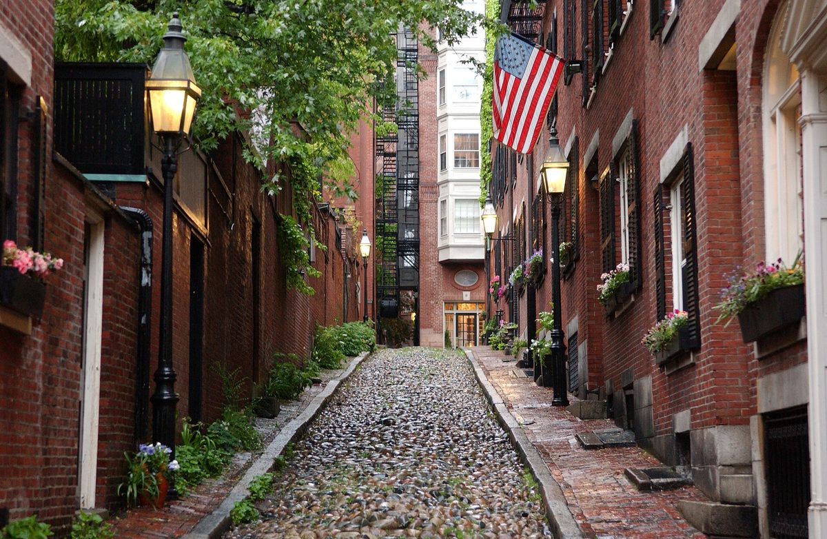 Cobblestoned Acorn Street lined with brick row houses on Beacon Hill, Boston